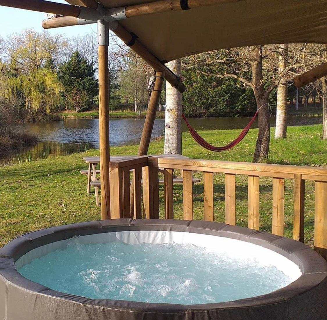Tente Lodge Jacuzzi Privatif En Pleine Nature Thiel-sur-Acolin Экстерьер фото